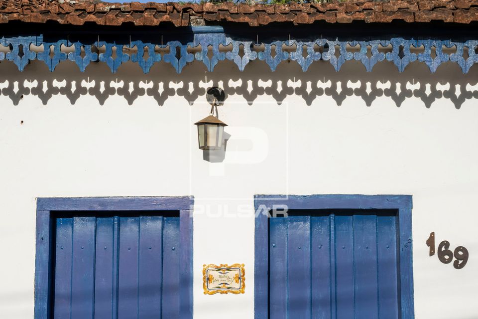 Lambrequim de madeira em casa colonial no centro histórico