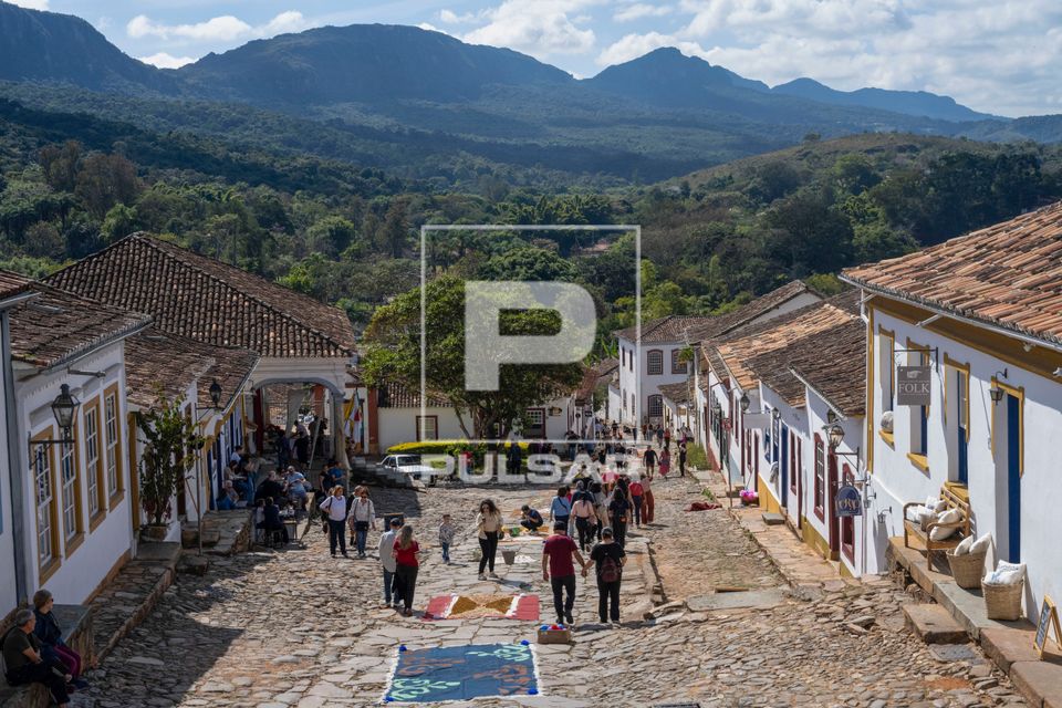 Voluntários decorando a Rua da Câmara com tapetes durante o Corpus Christi para a passagem da procissão do 