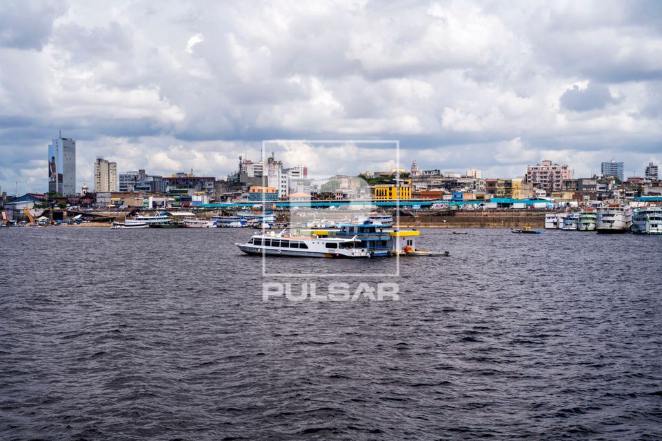 Barco abastecendo no posto de combustível flutuante no Rio Negro na região no Porto da balsa