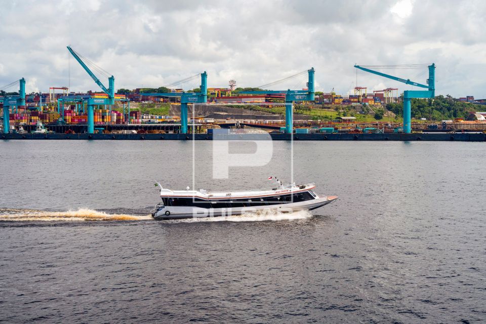Barco navegando no Rio Negro e terminal de containers do Porto Chibatão 