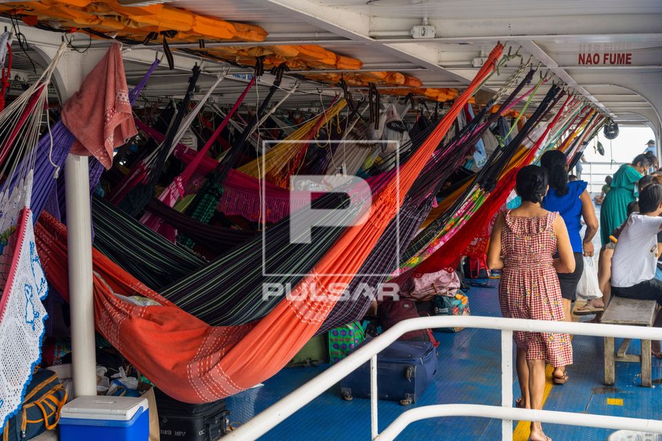 Redes de descanso armadas em embarcação de transportes de pessoas