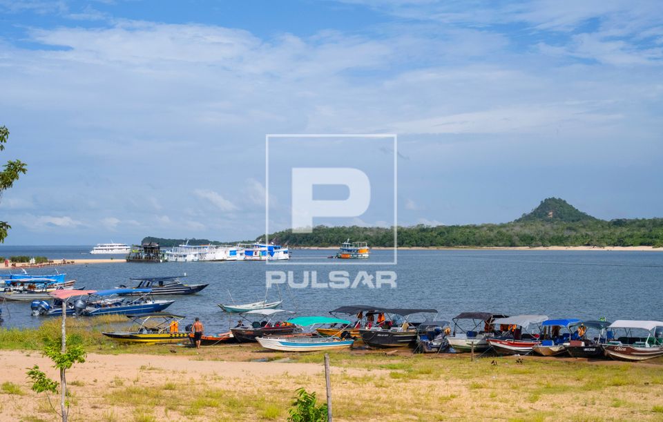 Barcos de passeio turístico na praia fluvial de Alter do Chão no Rio Tapajós - ao fundo Morro de Piraoca