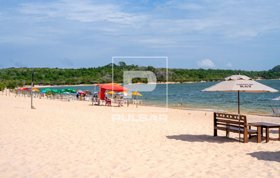 Praia fluvial na Ilha do Amor de Alter do Chão formada num banco de areia no Rio Tapajós na vazante