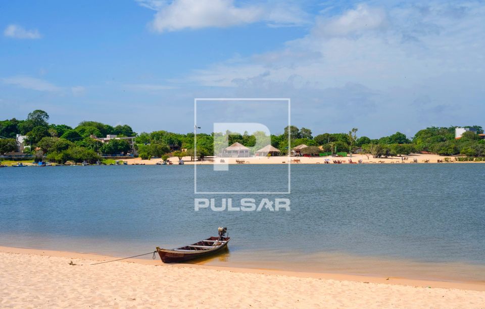 Catraia na praia fluvial na Ilha do Amor de Alter do Chão formada num banco de areia no Rio Tapajós na vazan