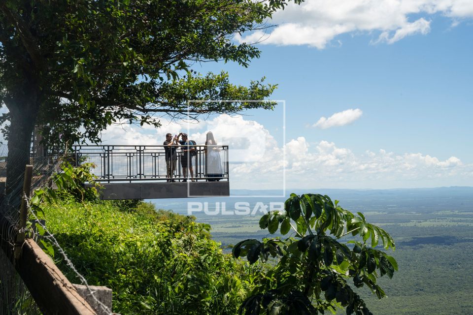 Pessoas no Mirante Morro dos Ventos no Parque Nacional da Chapada dos Guimarães 