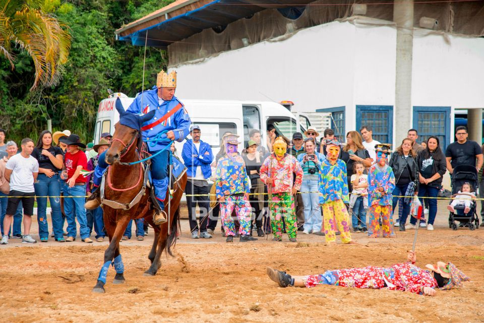 Cavalhada de São Pedro de Catuçaba durante a Festa do Divino Espirito Santo - encenação da batalha medieva