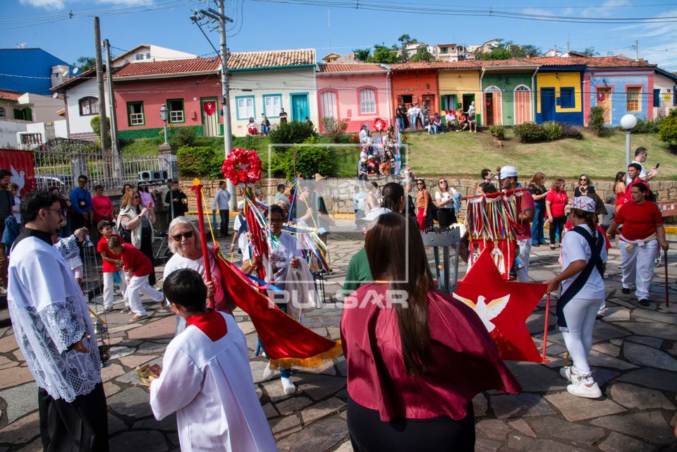 Cortejo acompanhado de grupos folclóricos para o tradicional levantamento do mastro com a bandeira do Divino 