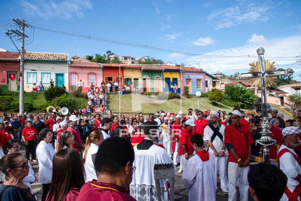Cortejo acompanhado de grupos folclóricos para o tradicional levantamento do mastro com a bandeira do Divino 