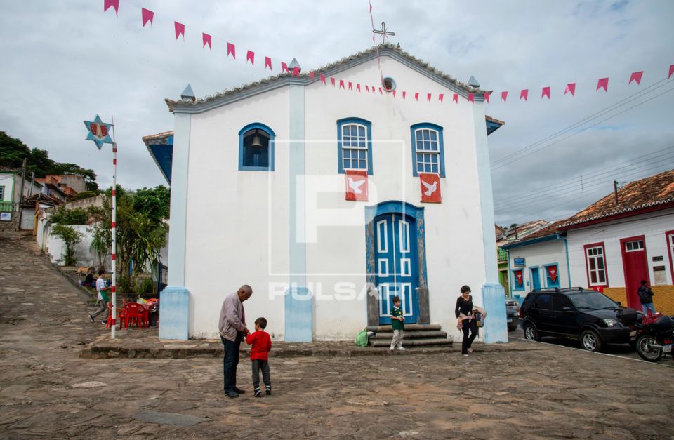 Capela Nossa Senhora das Mercês decorada para a Festa do Divino Espírito Santo - construída em taipa no fim