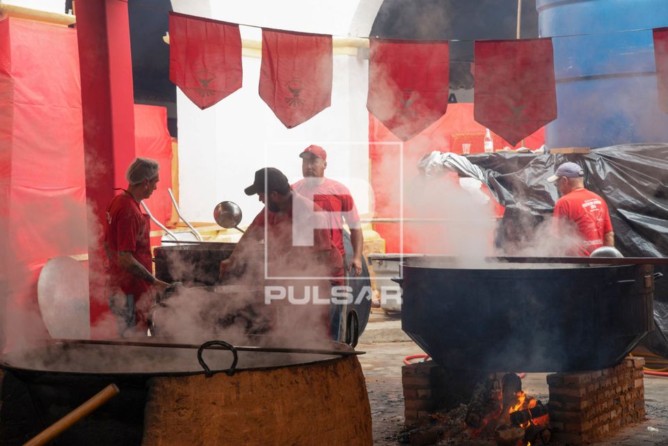 Voluntários em cozinha improvisada se preparam para distribuir o afogado - prato típico da Festa do Divino E