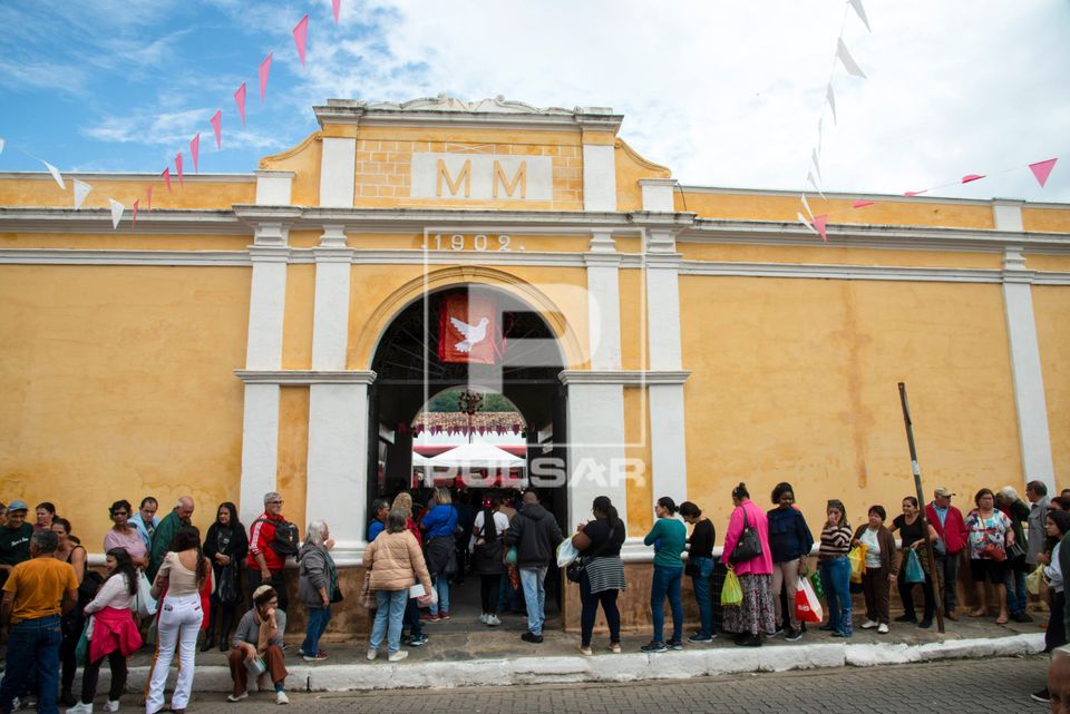 Fila de moradores e visitantes no Mercado Municipal durante distribuição do Afogado - prato típico da Festa