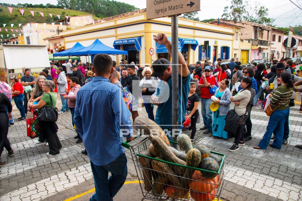 Fila de moradores e visitantes no Mercado Municipal - durante distribuição do Afogado - prato típico da Fes