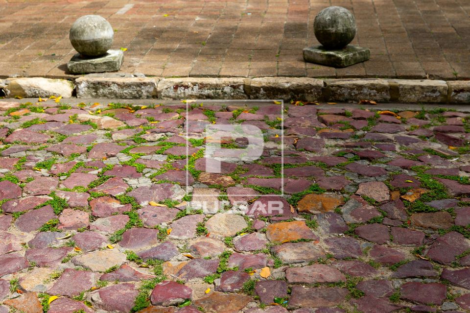 Calçamento pé-de-moleque no centro histórico da cidade 