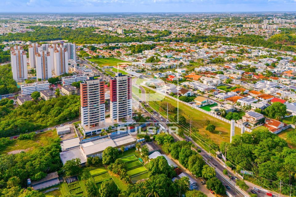 Vista de drone de edifícios e condomínio residencial de alto padrão no bairro Aleixo