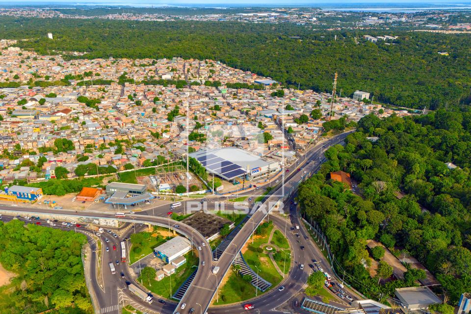 Vista de drone de habitação popular do bairro Coroado e fragmento de floresta preservada da Universidade Fed