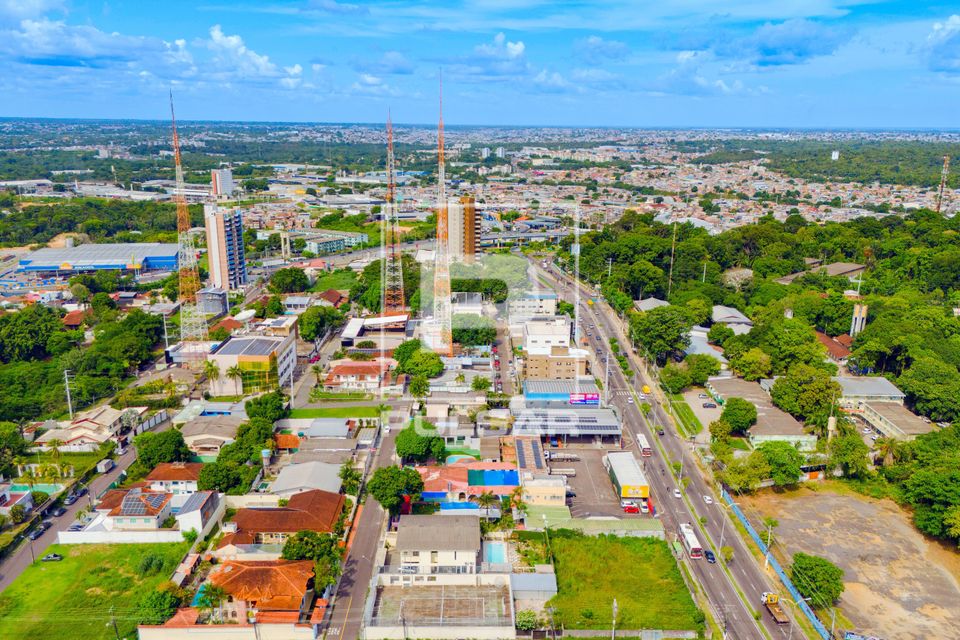 Vista de drone da Avenida André Araujo com o Instituto Nacional de Pesquisas e Bosque da Ciência à direita