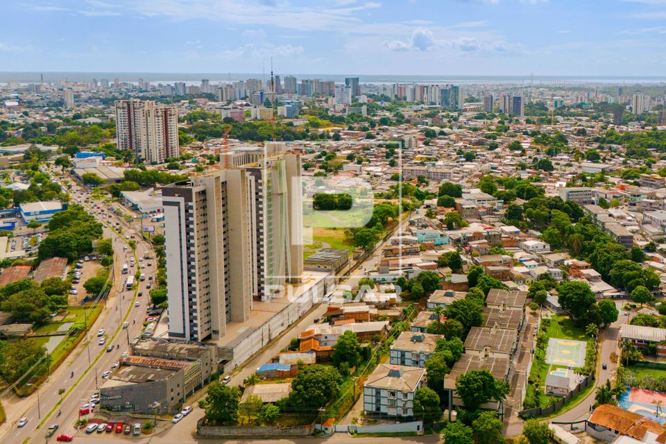 Vista de drone de bairro da cidade passando processo de gentrificação