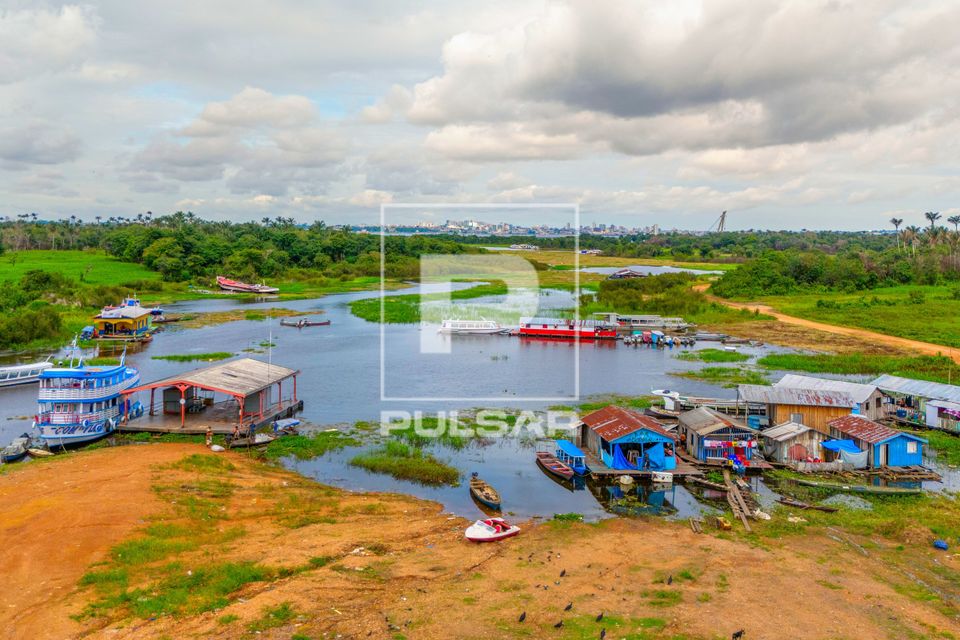 Vista de drone de casas flutuantes no Porto do Cacau Pirera e cidade de Manaus no fundo