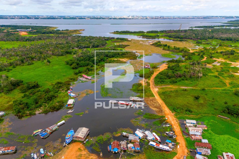 Vista de drone de casas flutuantes no Porto do Cacau Pirera e Rio Negro no fundo