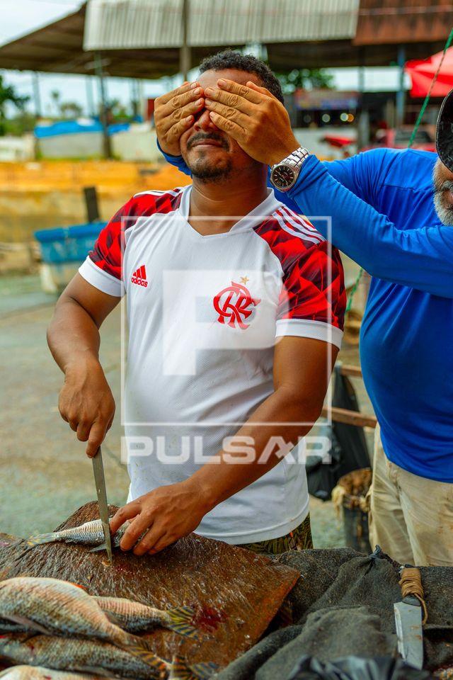 Pessoa tapando olho do outro para desafio de advinhar