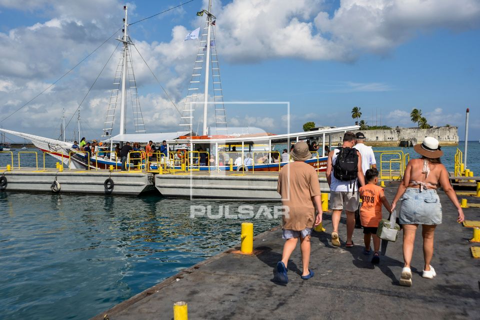 Terminal Náutico da Bahia - turistas embarcando em escuna com destino às ilhas dos Frades e Itaparica 