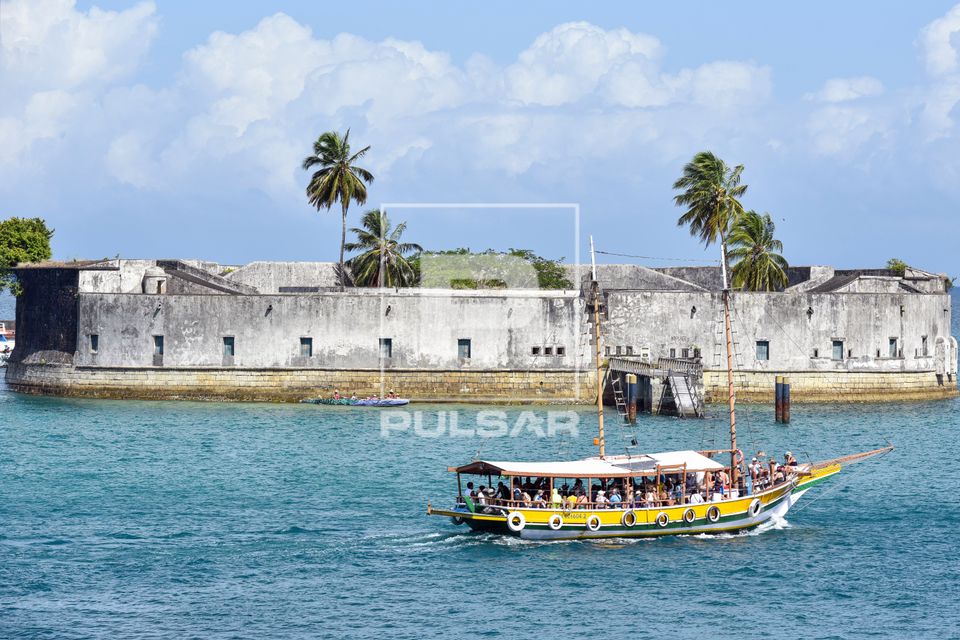 Escuna navegando na Baía de Todos os Santos com destino às ilhas dos Frades e Itaparica - Forte de São Marc