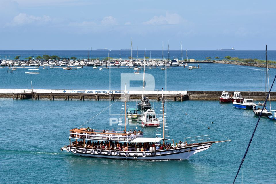 Escuna navegando na Baía de Todos os Santos com destino às ilhas dos Frades e Itaparica
