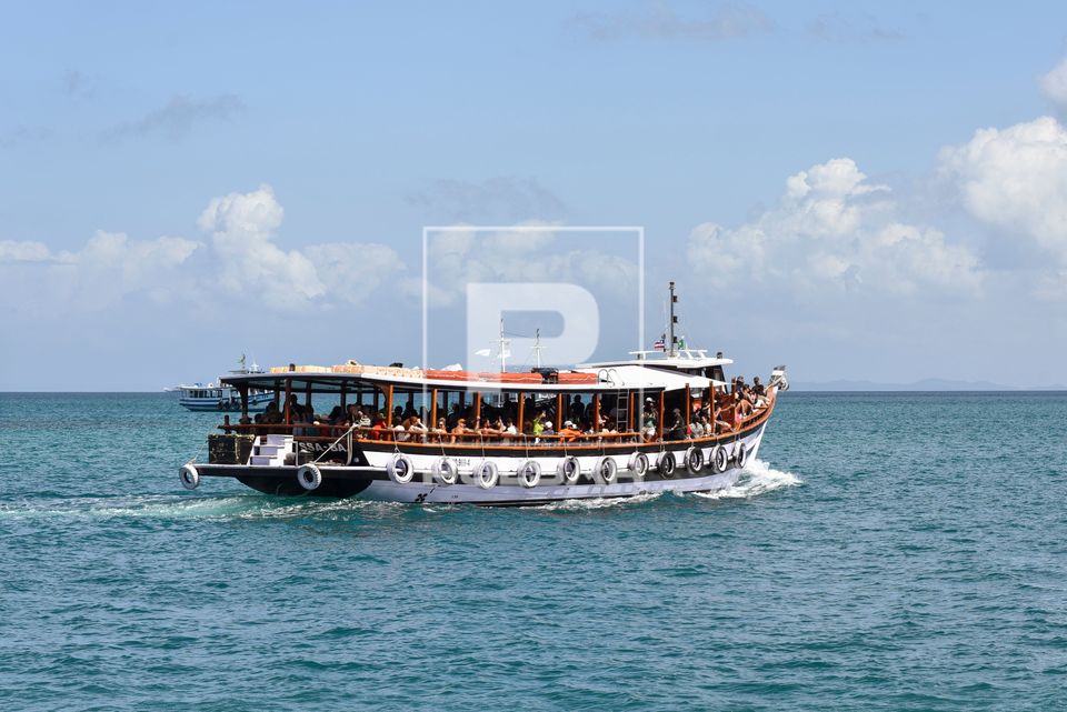 Escuna navegando na Baía de Todos os Santos com destino às ilhas dos Frades e Itaparica