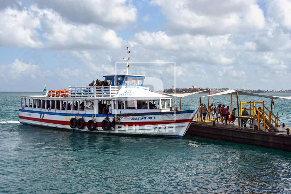 Passageiros desembarcando no Terminal Náutico após travessia do Mar Grande / Ilha de Itaparica para Salvador