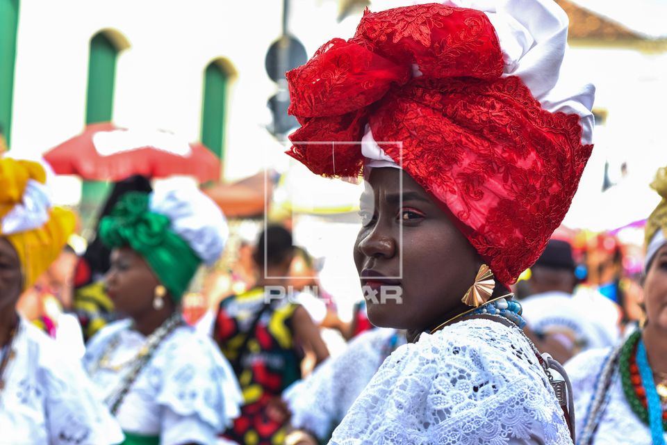 Baiana vestida com traje típico durante o carnaval de rua no centro histórico 