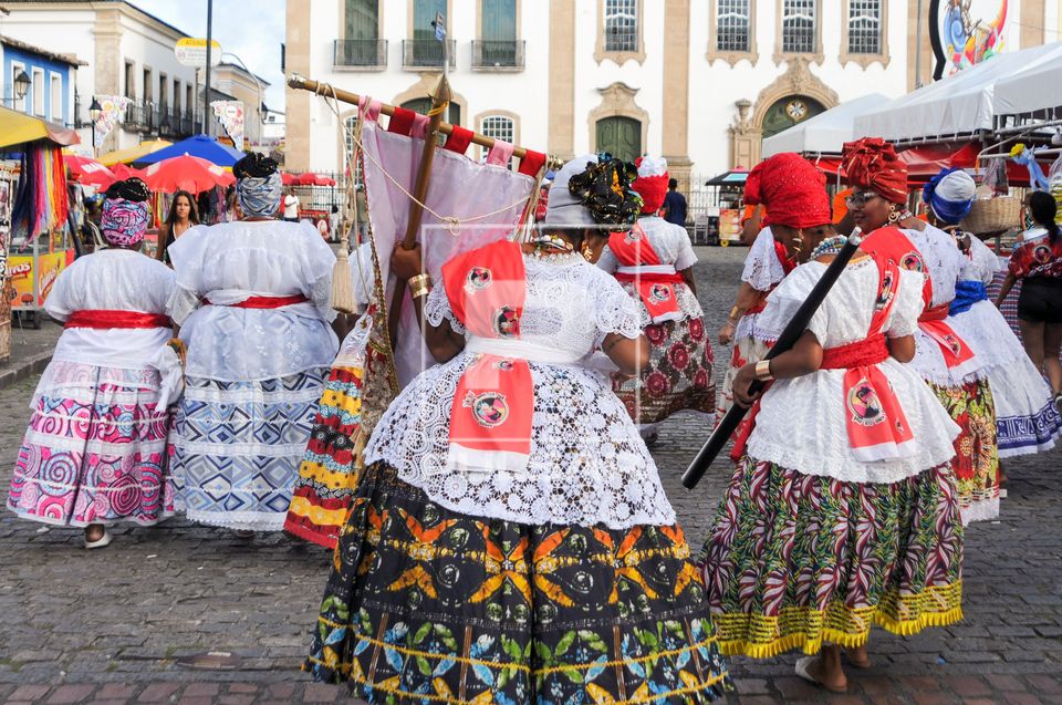 Baianas vestidas com trajes típicos durante o carnaval de rua no centro histórico 