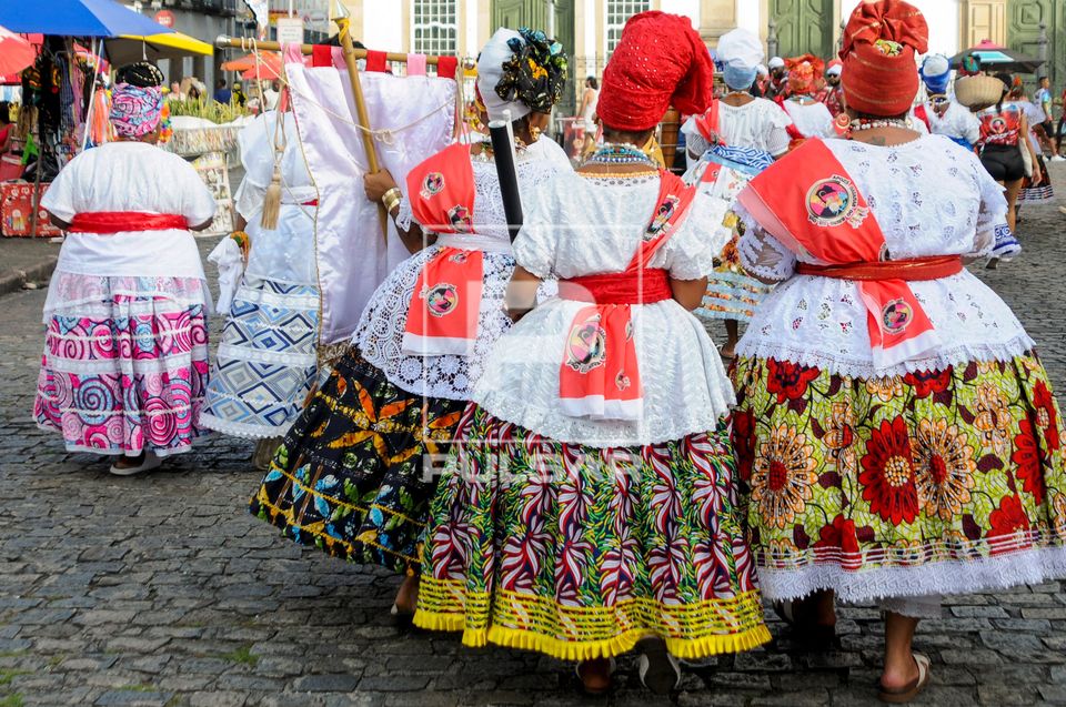 Baianas vestidas com trajes típicos durante o carnaval de rua no centro histórico 