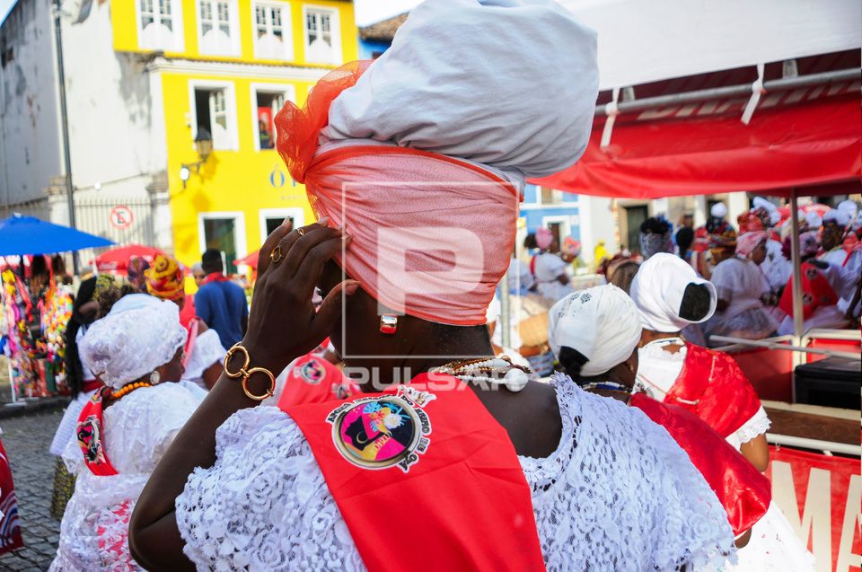 Baianas vestidas com trajes típicos durante o carnaval de rua no centro histórico 