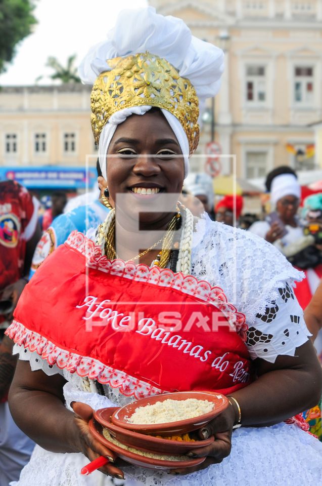 Baiana vestida com traje típico durante o carnaval de rua no centro histórico 