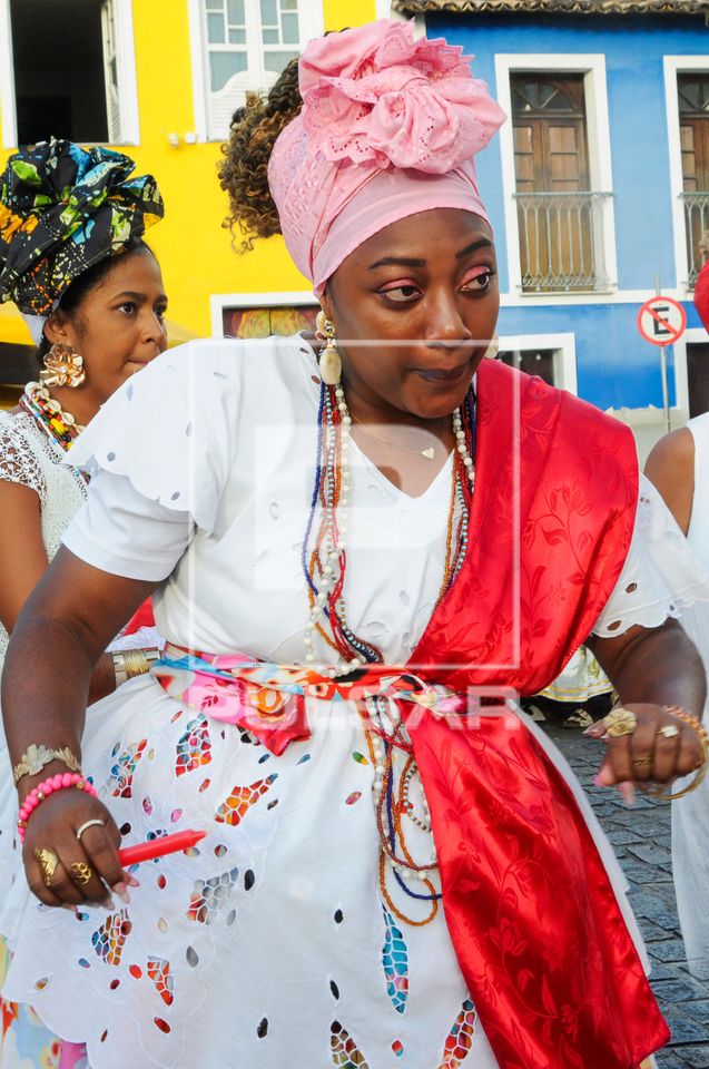 Baianas vestidas com trajes típico durante o carnaval de rua no centro histórico 