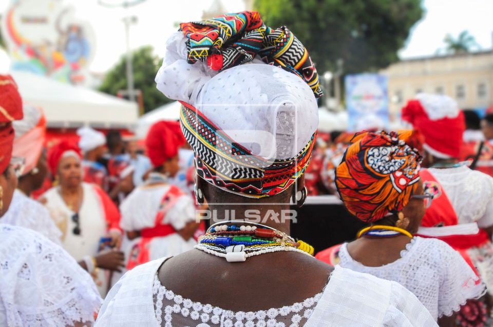 Baianas vestidas com trajes típicos durante o carnaval de rua no centro histórico 