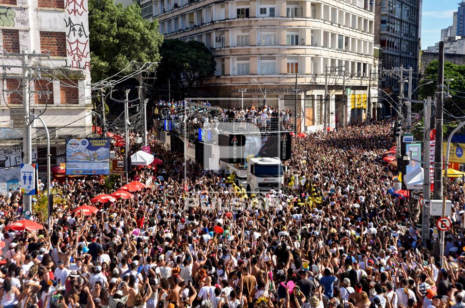 Desfile com trio elétrico sem cordas - gratuito e aberto ao público - chegando na Praça Castro Alves