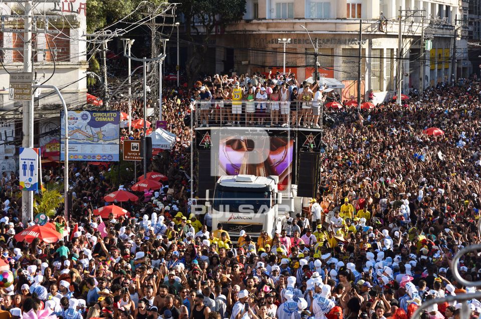 Desfile com trio elétrico sem cordas - gratuito e aberto ao público - chegando na Praça Castro Alves