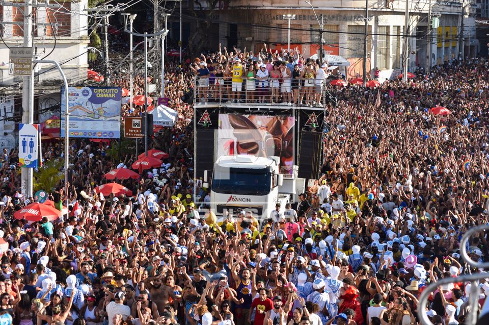 Desfile com trio elétrico sem cordas - gratuito e aberto ao público - chegando na Praça Castro Alves