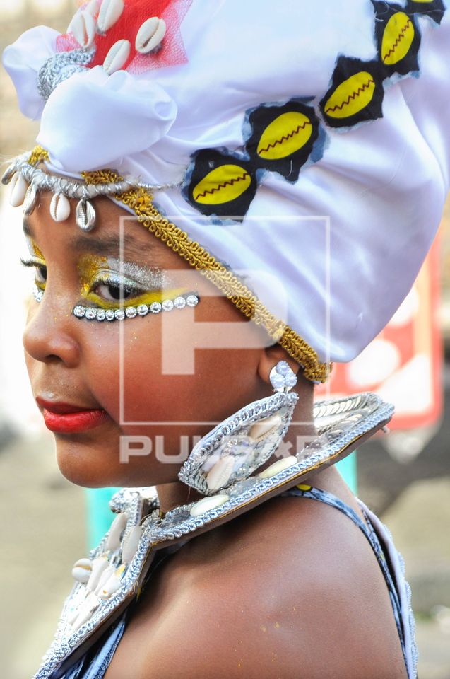 Grupo Africanidade Afro Mesi durante o carnaval de rua