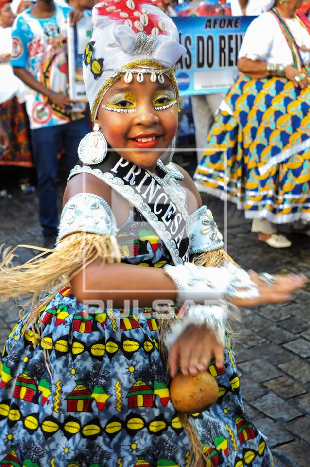 Grupo Africanidade Afro Mesi durante o carnaval de rua
