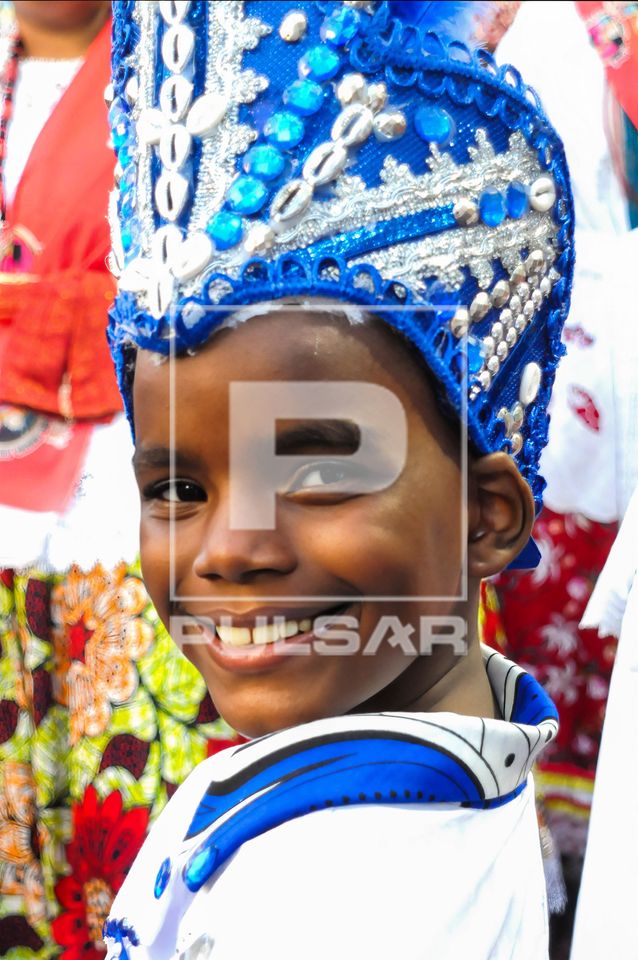 Grupo Africanidade Afro Mesi durante o carnaval de rua