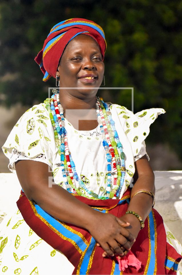 Baiana vestida com traje típico durante o carnaval de rua no centro histórico