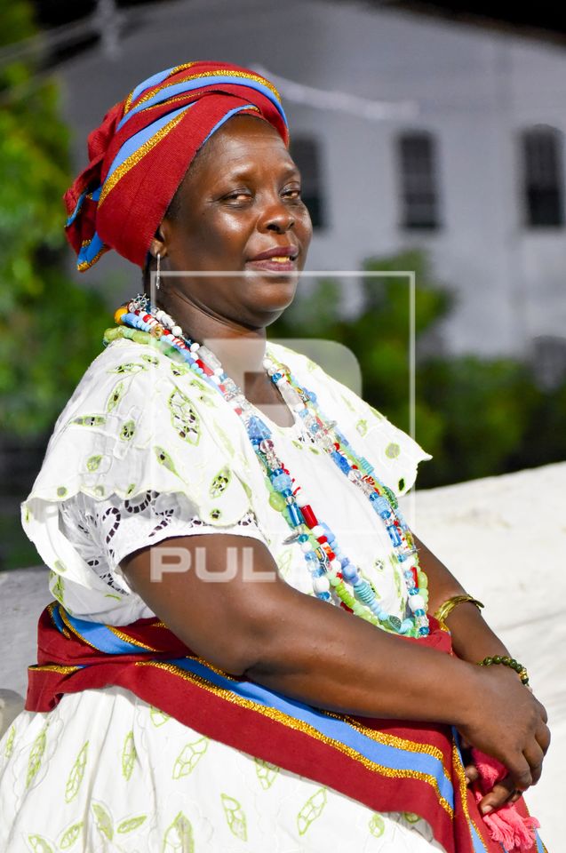 Baiana vestida com traje típico durante o carnaval de rua no centro histórico