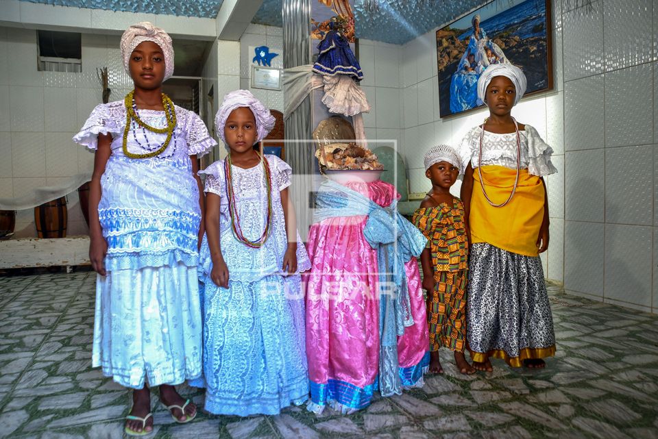 Adolescentes e crianças posando no terreiro de candomblé - Ilè Àse Ojú Onirè ou Oju Onirê
