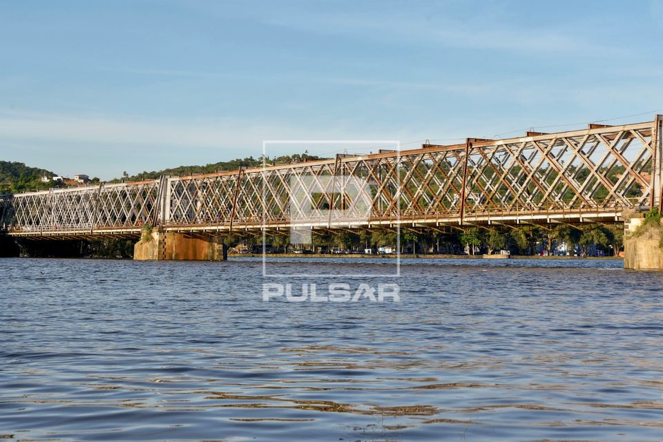 Ponte rodoferroviária Imperial Dom Pedro II sobre o Rio Paraguaçu - faz divisa com o município de Cachoeira