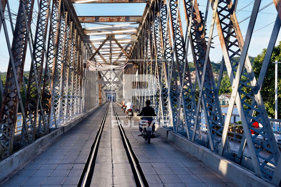 Motocicletas trafegando na Ponte rodoferroviária Imperial Dom Pedro II sobre o Rio Paraguaçu - faz divisa co