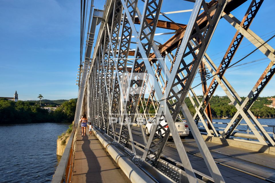 Ponte rodoferroviária Imperial Dom Pedro II sobre o Rio Paraguaçu - faz divisa com o município de Cachoeira