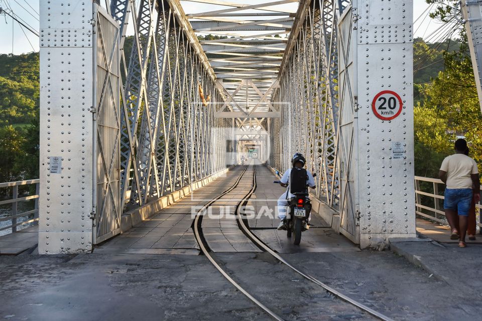 Motocicleta trafegando na Ponte rodoferroviária Imperial Dom Pedro II sobre o Rio Paraguaçu - faz divisa com