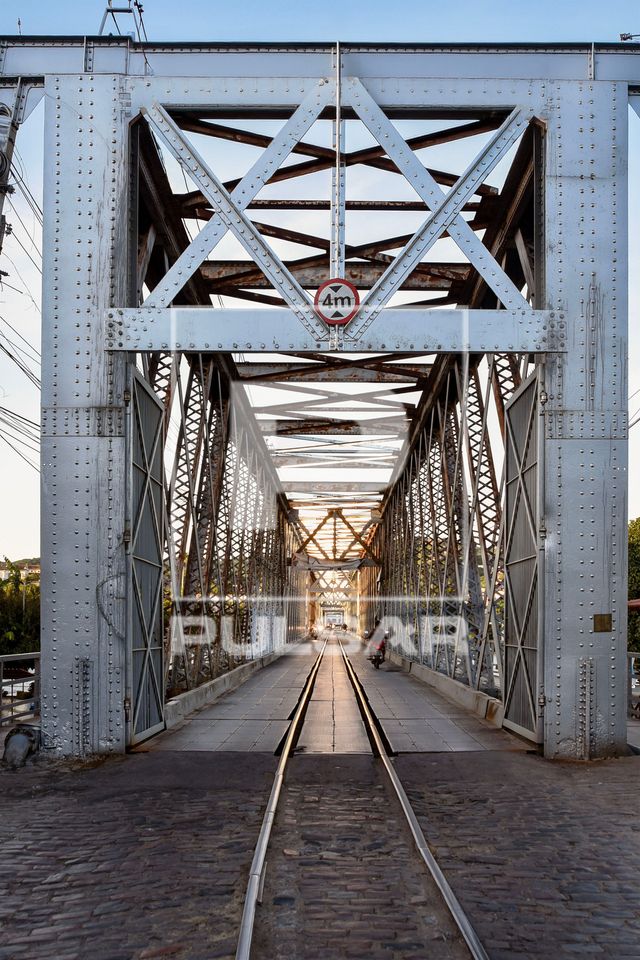 Ponte rodoferroviária Imperial Dom Pedro II sobre o Rio Paraguaçu - faz divisa com o município de Cachoeira